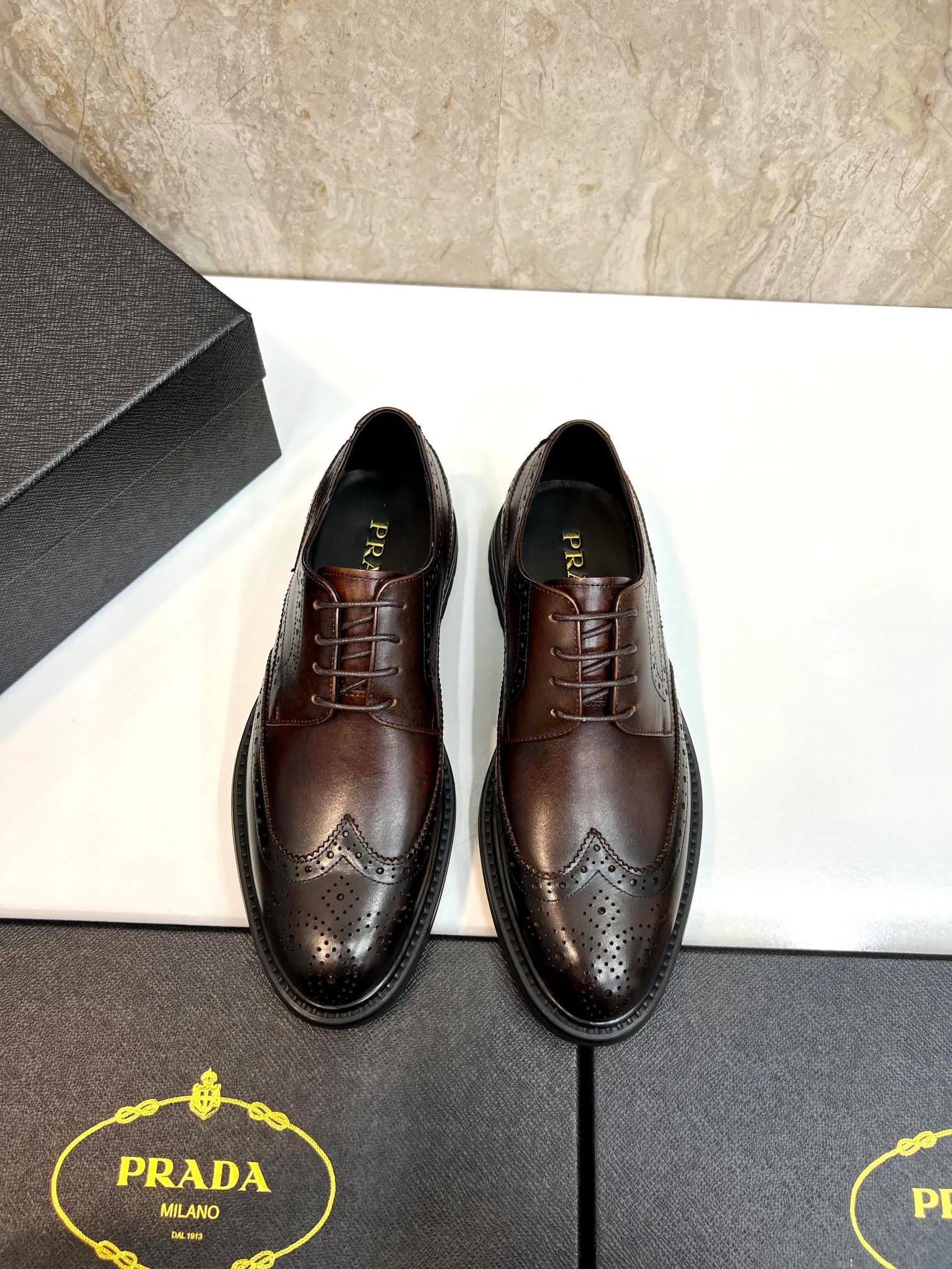 Original order quality: P580 Brand: PRADA (Prada) Standard code: Men's size 38/44 (45 can be customized) Grade: Same style as the official website High-quality men's shoes Material: Original cowhide Water-dyed cowhide lining Rubber outsole Style categories: Men's fashionable formal leather shoes Slip-on men's shoes series Young fashion European and American trends British style Top luxury Color: Actual picture